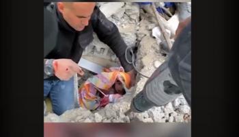 إنقاذ طفلة من تحت أنقاض غزة
