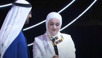 لحظة تسليم الشيخ محمد بن راشد آل مكتوم الجائزة لـ تاله