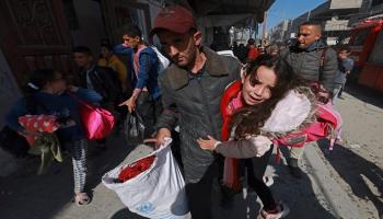 فلسطينيون يفرون من منازلهم مع ممتلكاتهم بعد القصف الإسرائيلي على رفح 