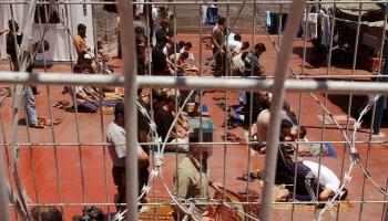 أسرى فلسطينيون بأحد سجون إسرائيل - أرشيفية