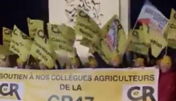 Les agriculteurs en colère bloquent Paris: 66 personnes interpellées