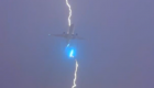 لحظه شگفت‌انگیز برخورد صاعقه با هواپیما در آسمان! (+ویدئو)