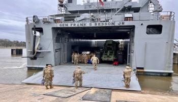 السفينة بيسون تشق البحر المتوسط في طريقها لغزة