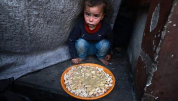طفلة فلسطينية في مخيم للنازحين برفح