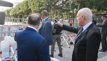 الرئيس قيس سعيد أمام الحواجز الحديدية وسط العاصمة