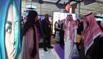 زوار يتفاعلون مع أول روبوت سعودي “سارة” في مؤتمر LEAP بالرياض