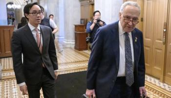 تشاك شومر يغادر مبنى الكابيتول في واشنطن 