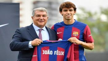 خوان لابورتا رئيس برشلونة مع جواو فيليكس