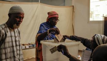 ناخبة سنغالية تدلي بصوتها - أ.ف.ب