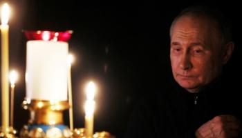 بوتين يشعل شمعة من أجل الضحايا