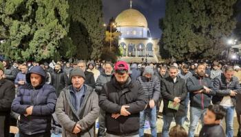 المصلون في رحاب المسجد الأقصى