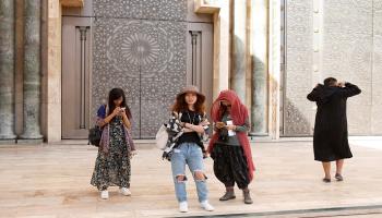 سياح صينيون يزورون مسجد الحسن الثاني في الدار البيضاء - رويترز