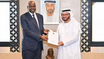 الدكتور أنور قرقاش خلال تسلم الرسالة