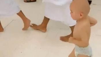 Vidéo virale d’un enfant pèlerin ayant perdu ses vêtements d’Ihram