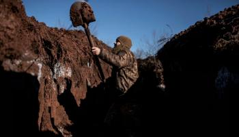 جندي أوكراني يقوم بحفر خندق