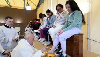 البابا فرنسيس يغسل أقدام السجينات - رويترز