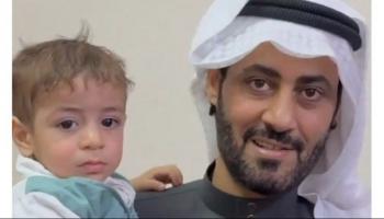 السعودي عبدالله مدلول العنزي مع الطفل الذي أنقذه
