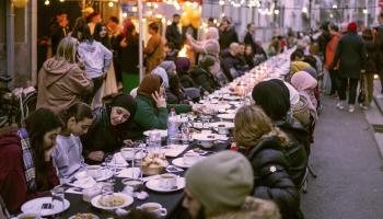 Anvers célèbre l'Iftar et Pâques sur une table de 2 km