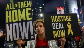 متظاهرة إسرائيلية تطالب بصفقة تبادل للأسرى - رويترز