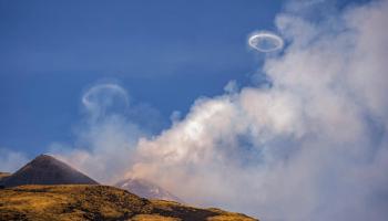 Le Mont Etna éblouit avec ses anneaux de fumée volcanique 