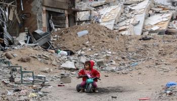 طفل فلسطيني يلعب بالقرب من مبنى دمره قصف إسرائيلي سابق في مدينة غزة
