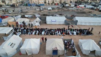 نازحون في رفح يتجمعون للإفطار
