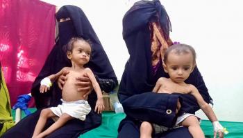 طفلان يمنيان مع والدتهما