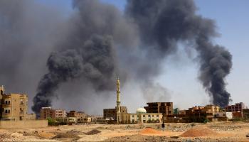 دخان يتصاعد عقب قصف شمال الخرطوم