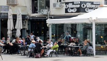 إسرائيليون على المقاهي في أعقاب ضربات إيران