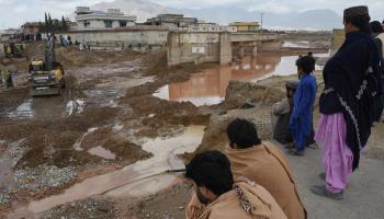 مياه الأمطار تهدد المنازل في باكستان