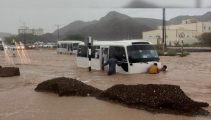السيول تغرق شوارع عمان