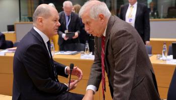 حديث جانبي بين شولتز وبوريل