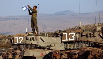 جندي إسرائيلي فوق دبابة قرب حدود لبنان - رويترز