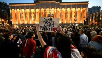 Géorgie: manifestation massive à Tbilissi contre une loi controversée (Vidéo)
