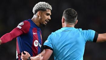 رونالد أراخو مدافع برشلونة ضد باريس