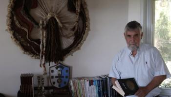  ميشكا بن دافيد في منزله في رمات رزيئيل 