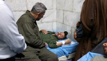 مسؤول بالحشد مع أحد المصابين