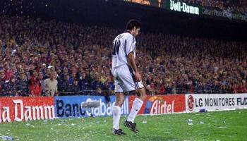 لويس فيغو أمام جماهير برشلونة
