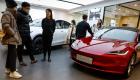 تسلا تسقطب عملاء الصين بسيارات أرخص
