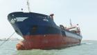 إنقاذ سفينة بضائع ضخمة قبل غرقها في قناة السويس (صور)