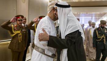 الشيخ محمد بن زايد آل نهيان يودع سلطان عمان في ختام الزيارة