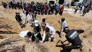 البحث عن جثث وسط أنقاض مستشفى ناصر بغزة - رويترز
