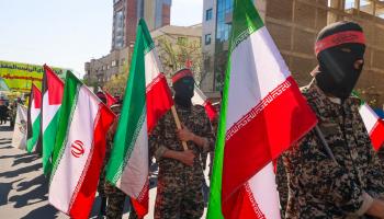 إيرانيون يحضرون جنازة مسؤولين من الحرس الثوري قتلوا في غارة إسرائيلية