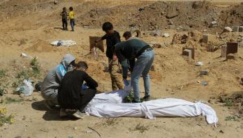 فلسطينيون يعثرون على جثث مدفونة في مقبرة جماعية بغزة