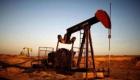 أسعار النفط.. برنت يتراجع بفعل بيانات أمريكية وهدوء بالشرق الأوسط