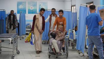 مريض على كرسي متحرك بأحد المستشفيات اليمنية