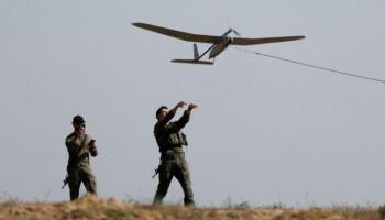 جنود إسرائيليون يطلقون طائرة دون طيار قرب الحدود مع غزة