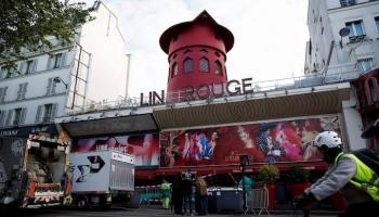 Vidéo - Paris: les ailes du Moulin Rouge sont tombées dans la nuit
