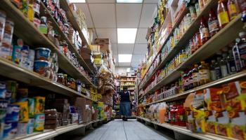 امرأة تتسوق لشراء البقالة في سوق بواشنطن - رويترز