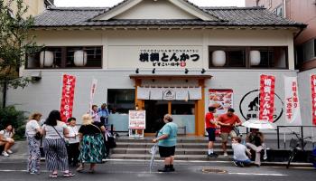 سياح أمام مطعم في طوكيو - رويترز